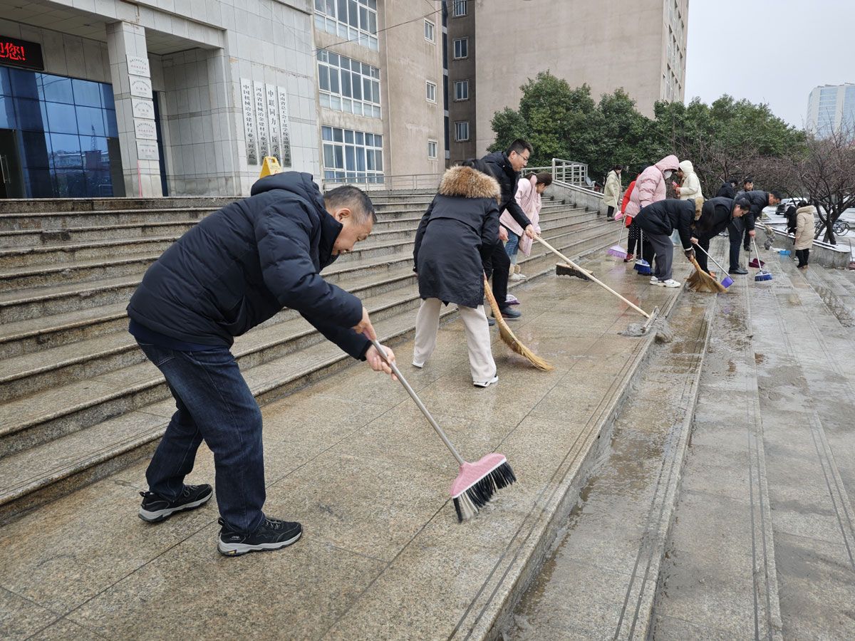 院党总支书记王如意带领职工扫除台阶上的冰雪